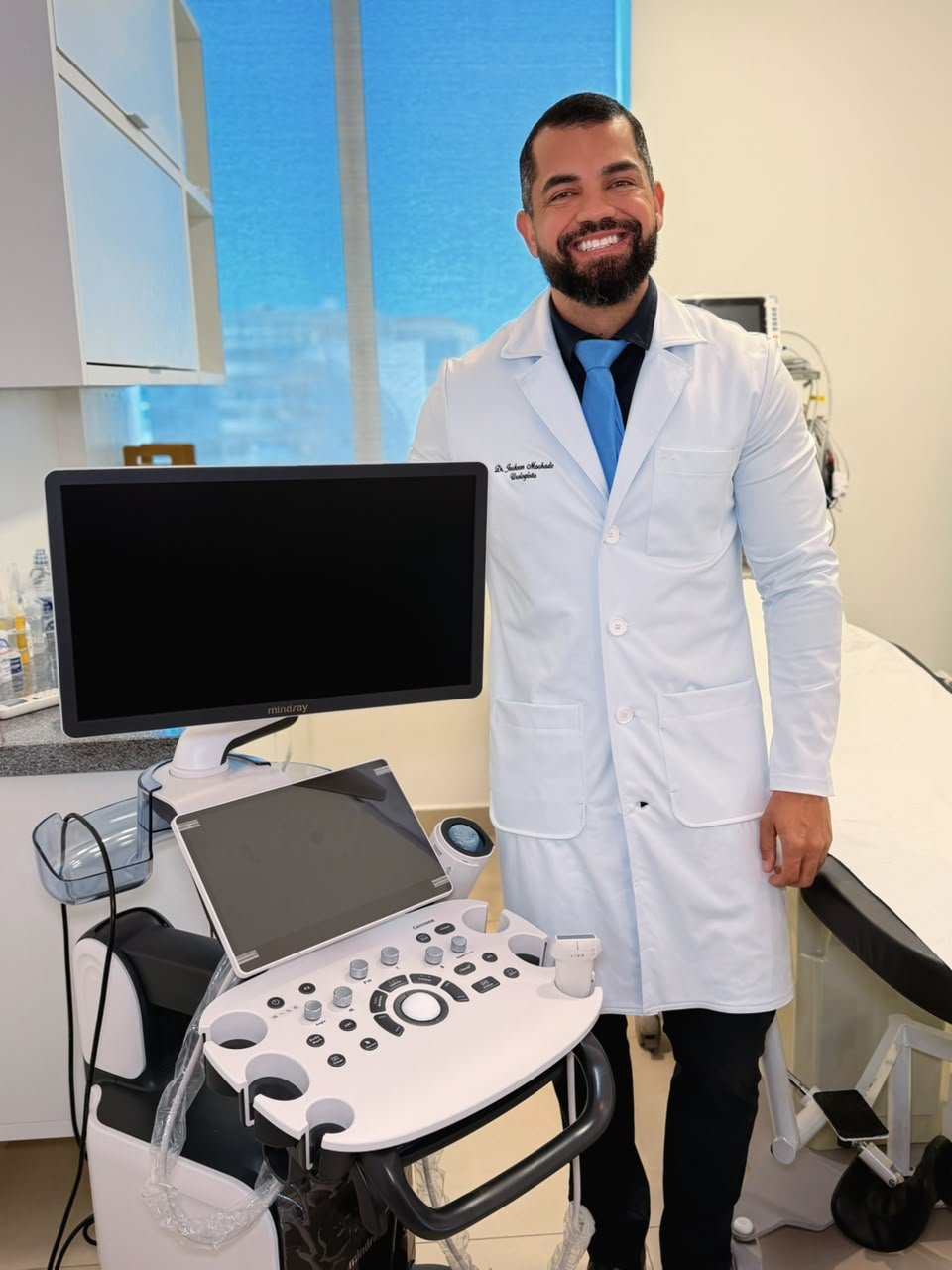 Dr. Jackson Machado em consultório